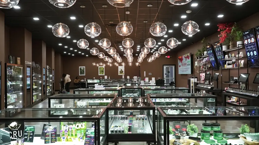 商业空间射灯与灯带组合照明设计方案对比分析正文配图 2
