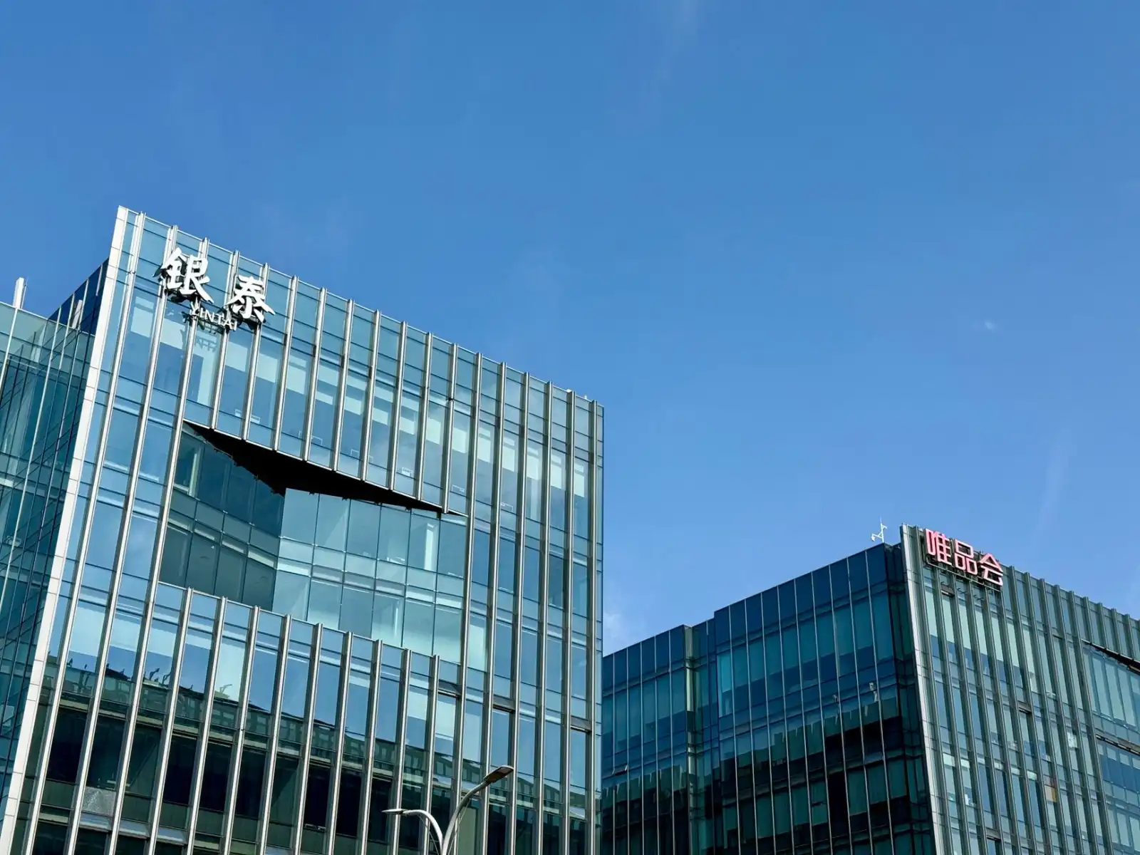 商业空间照明方案：筒灯与灯带的搭配设计指南